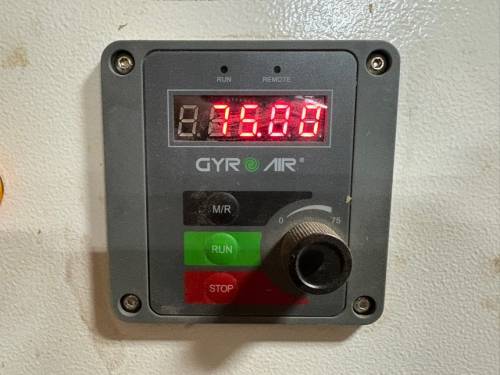 Control panel. Green RUN, red STOP, black M/R, and the speed knob. Control panel. Green RUN, red STOP, black M/R, and the speed knob.